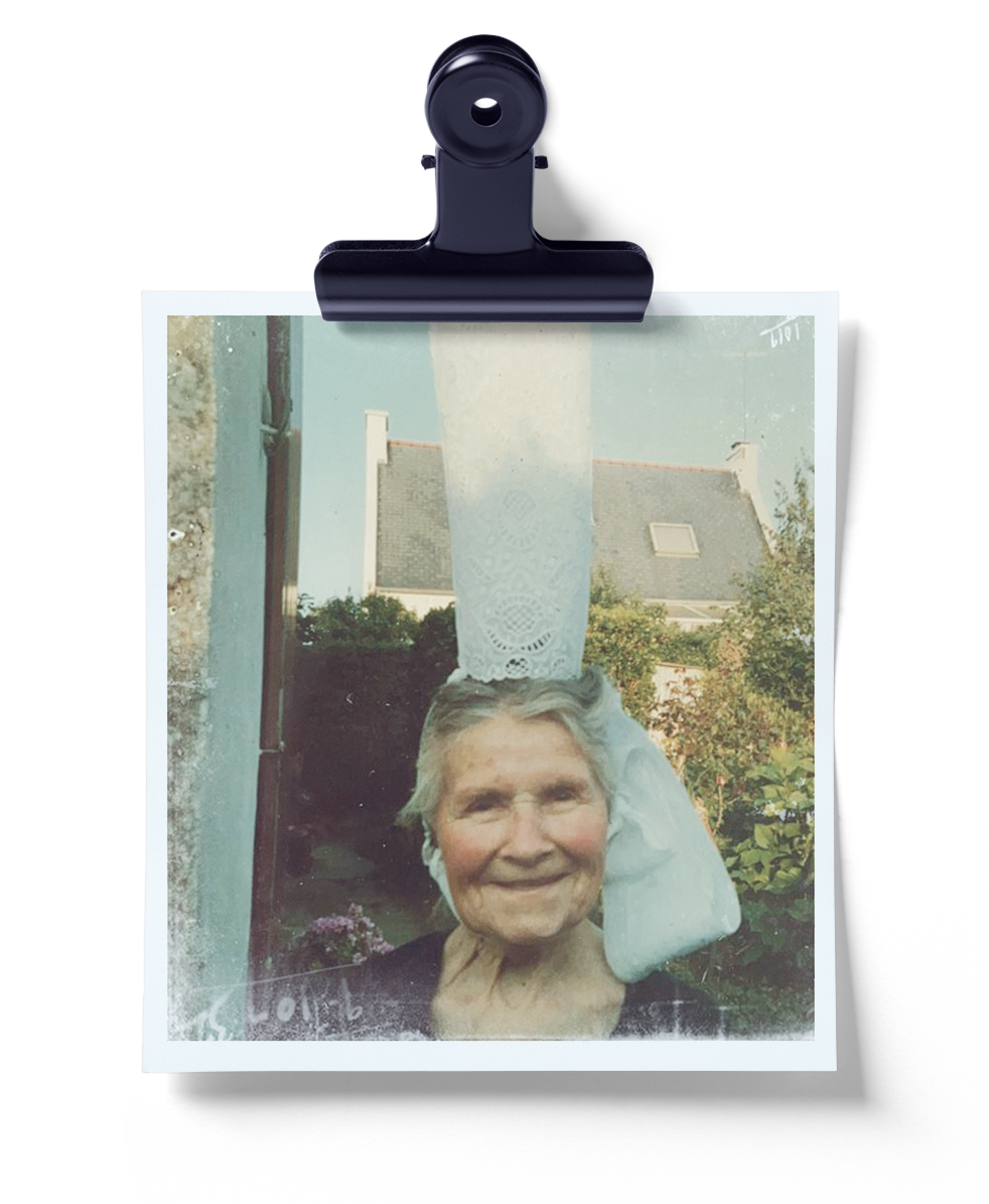 Marie, dite Maï, dans le jardin familial en Bretagne