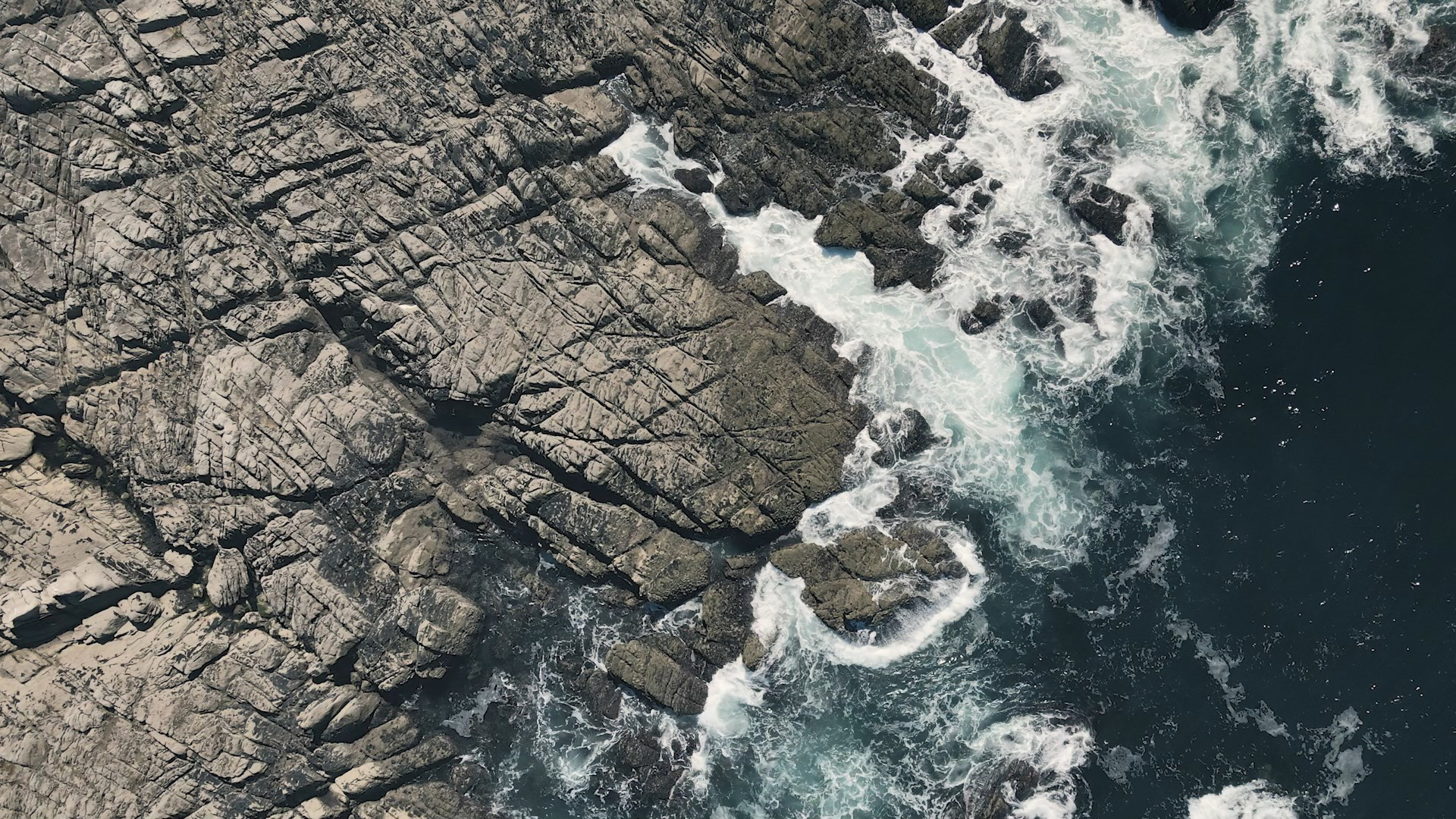 L'océan Atlantique brassé au pied des rochers bretons